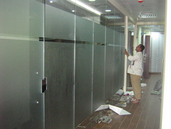 FRAMELESS GLASS PARTITIONS from AL YASMEEN GLASS & DECOR 
