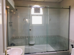 Bathtub Shower Enclosure from DUBAI GLASS MIRROR