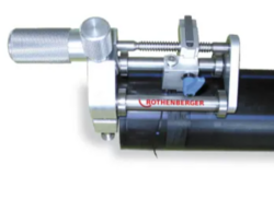Pipe peeling device for plastic pipes